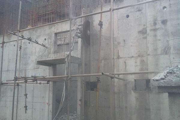 有什么好的方法可以打开混凝土墙？