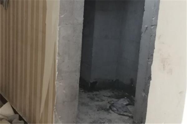 装修时在厕所和卧室的墙上开了个门洞。