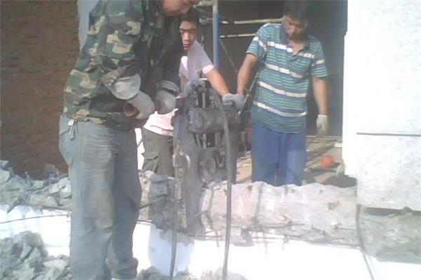 如何拆除混凝土楼梯？