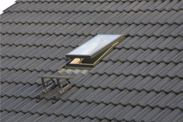 如何在楼顶安装天窗？