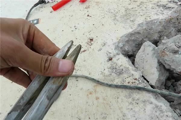 剔凿混凝土墙多少钱一平米？