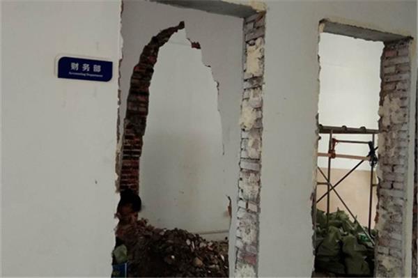 室内墙体拆除方法。