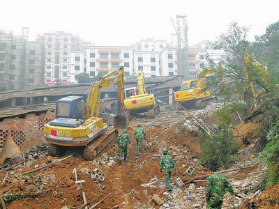 建筑拆除施工，使用钩机拆除楼房的方法