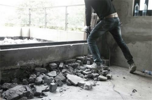 拆老瓷砖的方法是什么