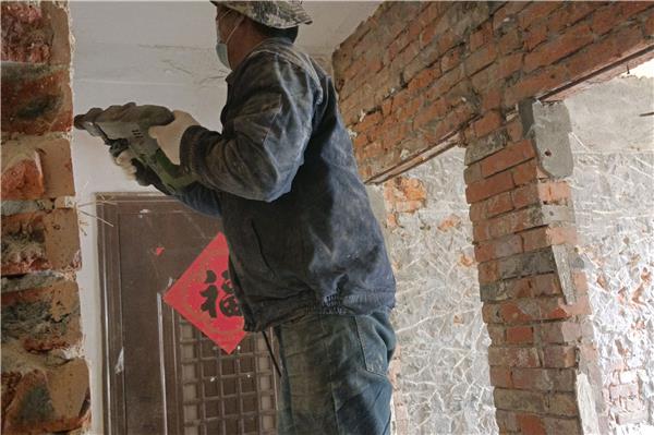 装修拆除：墙砖、墙面专业拆除技巧全解析-装修拆除服务：墙砖、墙面拆除的注意事项与处理方法