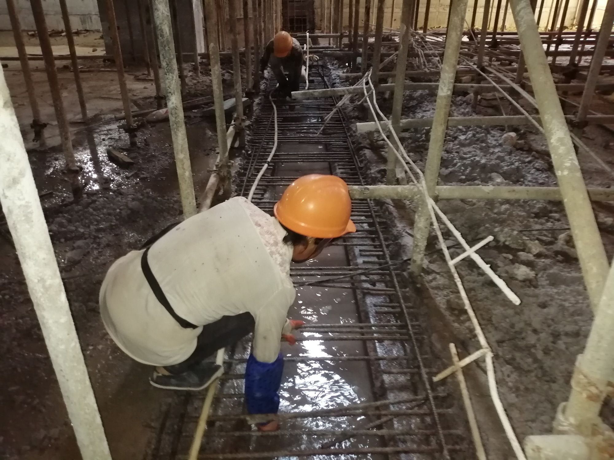 清理后浇带,剔凿后浇带