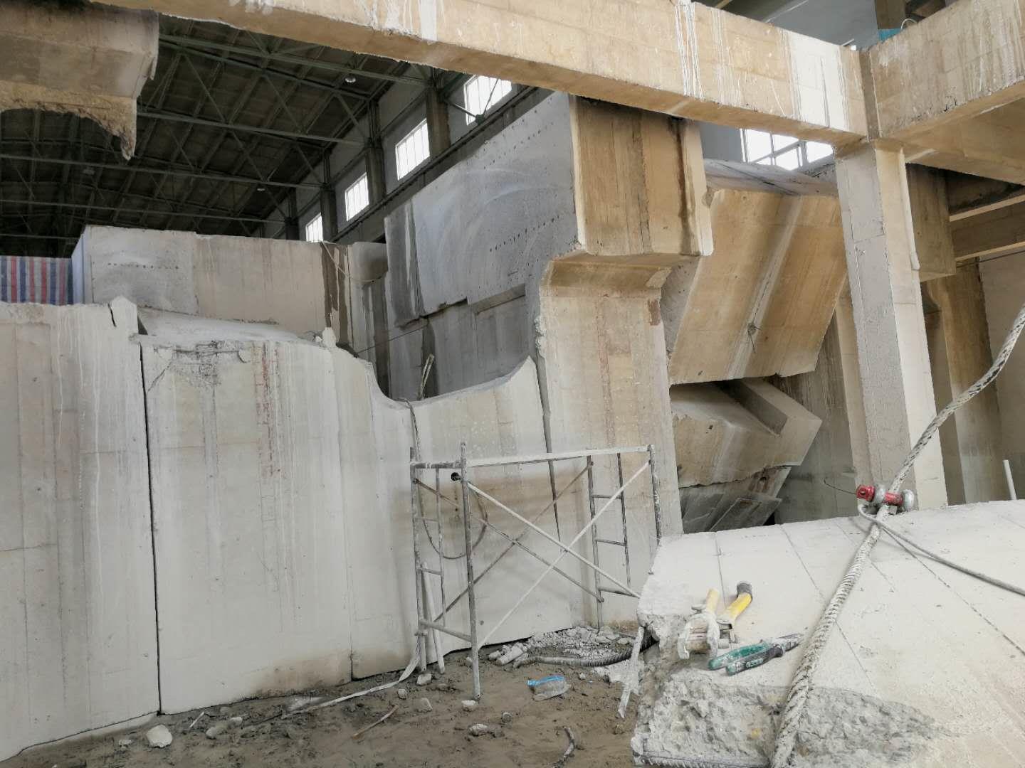 混凝土墙体拆除涉及多种方法,包括爆破、机械、静态和切割拆除